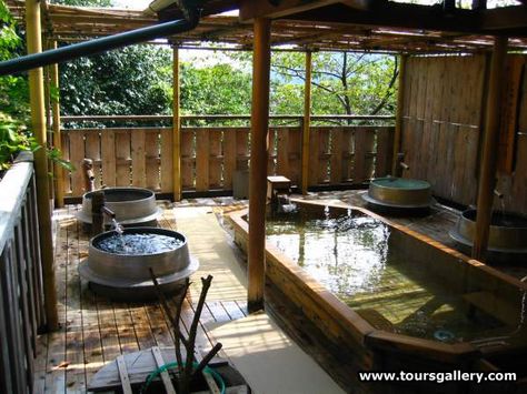 An art form in Japan Bathhouse Ideas, Outdoor Bath House, Outdoor Bathroom Design Ideas, Bath House Ideas, Japanese Bath House, Japanese Autumn, Japanese Spa, Outside Showers, Onsen Bath