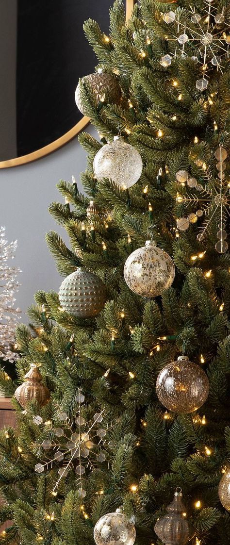 Christmas Tree Colour Scheme, Christmas Tree Inspo, Gold Christmas Tree Decorations, Copper Christmas, Christmas Tree Decorating Themes, Creative Christmas Trees, Gold Christmas Decorations, Metal Christmas Tree, Unique Christmas Trees