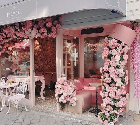 Stylish Apartment Decor, Pink Restaurant, Flower Shop Decor, Flower Shop Design, Bakery Decor, Store Design Boutique, Cafe Shop Design, Boutique Decor, Beauty Salon Decor