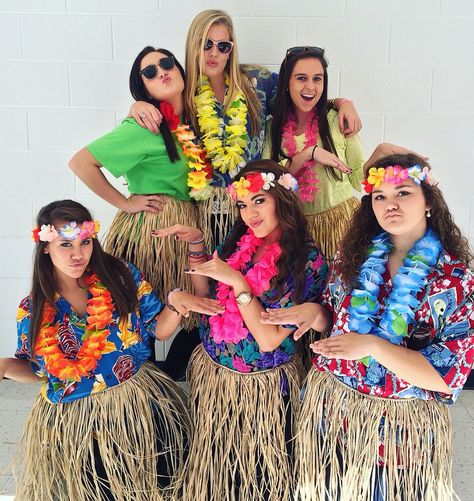 Tropical Day #SpiritWeek #Costume #Hawaiian                                                                                                                                                                                 More Hawaiian Themed Outfits, Hawaiian Party Outfit, Hawaiian Costume, Luau Outfits, Spirit Week Outfits, Homecoming Week, Fiesta Tropical, Hawaii Party, Hawaii Outfits