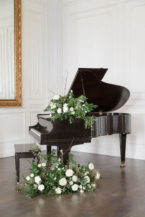 Grand Piano Wedding Decor, Piano Floral Arrangements, Flowers On Piano Wedding, Piano Flowers Decoration, Wedding Piano Decorations, Piano Flower Arrangement, Piano Wedding Decor, Grand Piano Decorating Ideas, Piano At Wedding