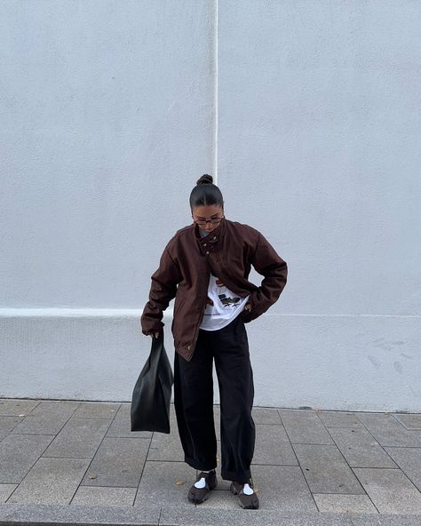 Nike trainers, nike air rift, barrel leg trousers how to style brown, basic outfit ideas, winter outfits #ootd #outfitinspo Nike Air Rift Outfit, Air Rift Outfit, Nike Killshot 2 Outfit, Outfit Zapatillas, Basic Outfit Ideas, Nike Rift, Nike Air Rift, Outfit Ideas Winter, Outfit Nike