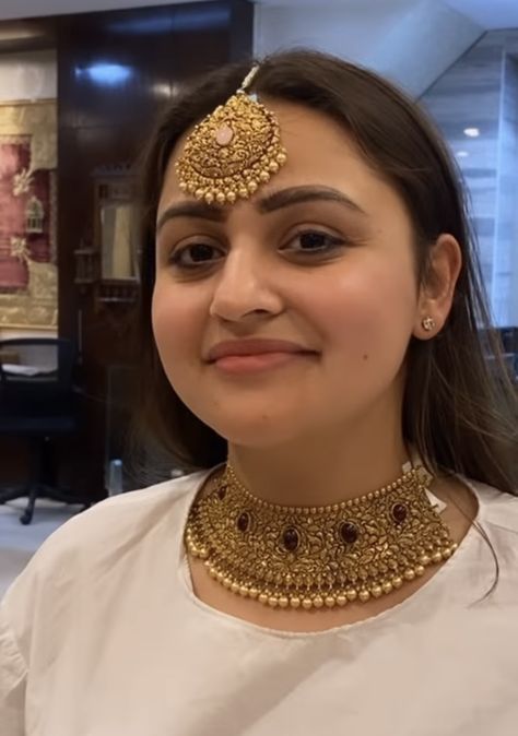 Kundan Jewellery Bridal Gold, Choker Necklace Indian Gold, Tika Design, Punjabi Jewellery, Nikah Decor, Rajasthani Bride, Silver Anklets Designs, Floral Dresses With Sleeves, Gold Chokers