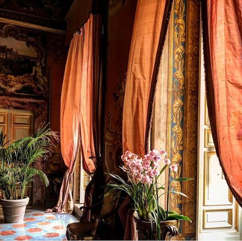 Rome through the Lens of Antonio Monfreda - Issimo Old World Interiors, Beautiful Home Designs, Chic Spaces, Interiors Dream, Italian Villa, White Rooms, Led Strip Lighting, House Inspiration, Window Treatments