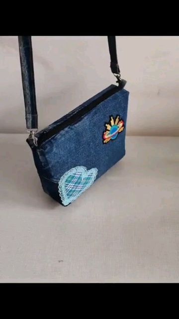 Diy Bags From Old Clothes, Recycled Handbag, Upcycled Denim Diy, Old Jeans Recycle, Bag Recycle, Jeans Recycle, Bag From Old Jeans, Denim Bag Patterns, Denim Clutch