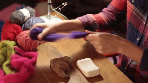 One Minute Tip: How to Make Felted Soap — Apartment Therapy Videos Felted Soap Tutorial, Old Fashioned Bar, Felt Soap, Artisan Gifts, Felting Animals, Felted Soap, Soap Making Kits, Coconut Soap, Camp Crafts