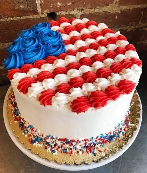 July 4th Cake Decorations Which Are Just Gorgeous - RecipeMagik Forth Of July Cakes Decorating, Memorial Day Celebration Food, 4th Of July Cakes Easy, American Cake Ideas, 4th Of July Sheet Cake Decorating, Fourth Of July Mini Cakes, Forth Of July Cake Ideas, 4th Of July Bday Cake, Memorial Day Cake Designs