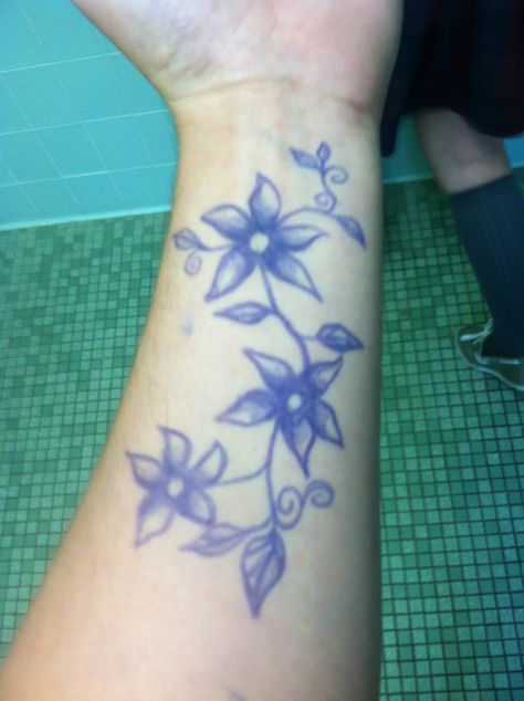 Flower pen tattos arm Drawings On Arm Pen, Pen On Skin Doodles, Drawing On Arm Ideas Pen, Cute Hand Tattoos With Pen, Pen On Skin Art, Arm Pen Tattoo, Leg Pen Tattoos, Pen Tattoo Ideas Doodles On Arm, Arm Pen Drawing