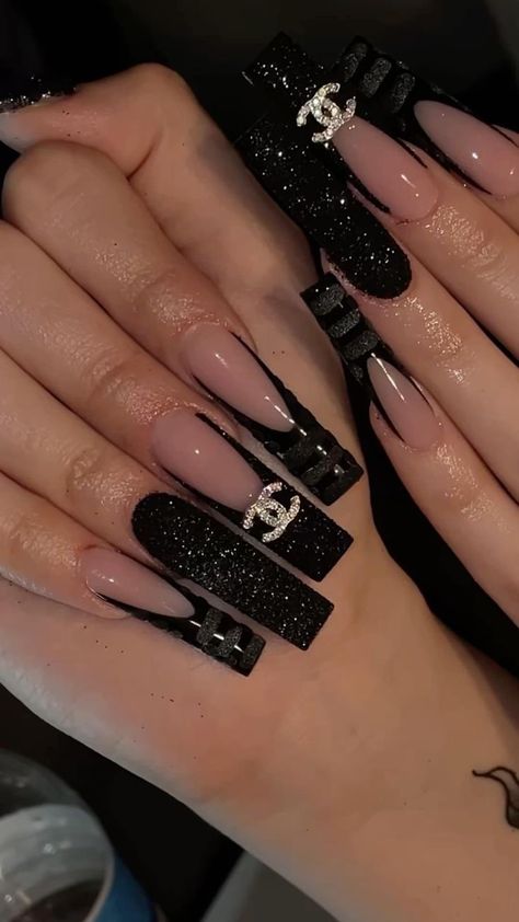 Black Sweet 16 Nails, Black Sweet 16 Party Ideas, Ongles Bling Bling, Paznokcie Hello Kitty, Nails Acrylic Square, Chanel Nails, Black Acrylic Nails, Nagel Tips, Colored Acrylic Nails