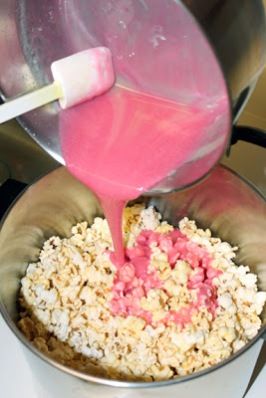 Pink Popcorn, Popcorn Balls, Barbie Birthday Party, Popcorn Recipes, Hari Valentine, Pink Foods, Shower Food, Flamingo Party, Barbie Birthday