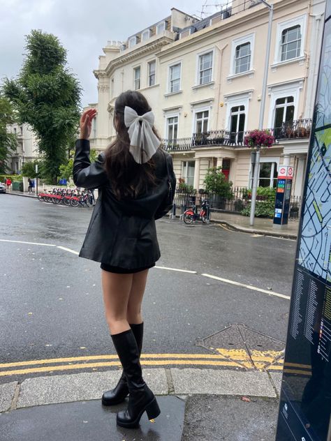 Brunette In Leather Jacket, Rainy Day Outfit Heels, Knee Boots And Skirt Outfit, Knee Boots Casual Outfits, Cold Rainy Weather Outfits Casual, Cute Black Boots Outfit, Low Knee Boots Outfit, Rainy Day London Outfit, High Heel Knee High Boots Outfit