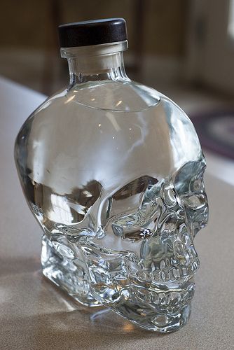 Glass Skull Bottle Ideas, Cool Glass Bottles, Cute Glass Bottles, Cool Bottles, Skull Vodka Bottle, Crystal Skull Vodka, Skull Decanter, Crystal Head Vodka, Skull Bottle