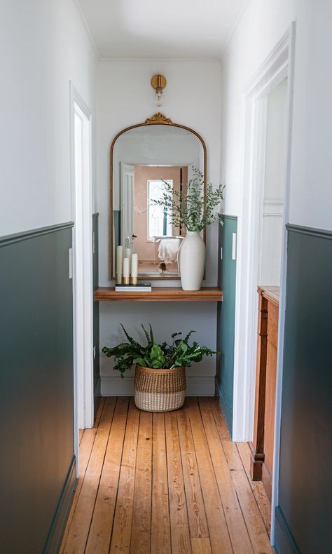 an-interior-shot-of-a-hallway-with-a-wooden-floor--K6KSHnnHT0GxqCuki5pVvw-6g7bJ7oERuyXnSeF87m99A - ScDecorum Dark Wood Hallway Ideas, Brighten Up Hallway, Small Entryway Colors, Tight Hallway Decor, Dark Paint Hallway, Windowless Hallway Ideas, Narrow Entry Hallway Ideas, Narrow Upstairs Hallway Ideas, Small Hallway Inspiration