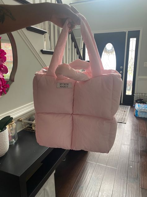 my mum made it bag , puffer bag , pink purse Puffer Tote Bag, My Mum Made It, Estilo Preppy, Pink Girly Things, Bags Aesthetic, Pink Purse, Pretty Bags, Kids Luggage, Cute Bags