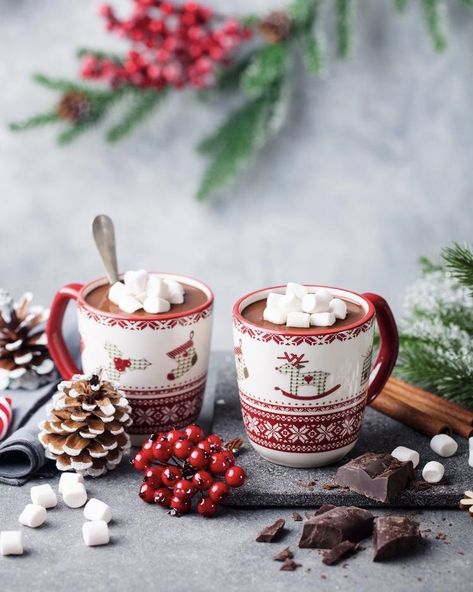 Hot Chocolate And Marshmallows, Christmas Hot Chocolate, Chocolate Caliente, Winter Drinks, Coffee Photography, Noel Christmas, Christmas Mood, Christmas Coffee, Christmas Love