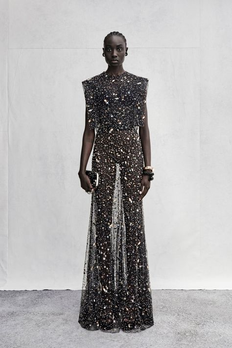 Alexander McQueen Resort 2023 Collection | Vogue Alexander Mcqueen Resort, Sleeveless Blazer Dress, Black Tulle Dress, Resort 2023, Creation Couture, Black Tulle, Narciso Rodriguez, 2023 Collection, 가을 패션