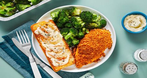 Simple, convenient, and delicious: that’s what’s in store with our Oven-Baked Parmesan Chicken recipe, made with pre-measured, high-quality ingredients. Easy American Recipes, Broccoli And Garlic, Hellofresh Recipes, Baked Parmesan Crusted Chicken, Easiest Meals, Dinner Board, Meal Service, Chicken Parmesan Recipe, Hello Fresh Recipes