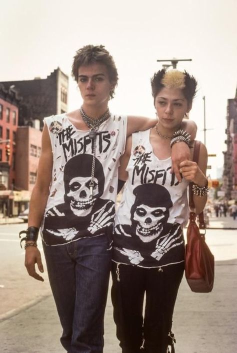 Young punk couple strolling around New York City in Misfits tees, ca.1980, photographed by Robert Herman. ( Twitter: @punkandstuff ) #Misfits #Punk #FiendClub #Fiend #TheMisfits #Danzig #Doyle #JerryOnly #NewYork #PunkRock Robert Herman, Photography 70s, Punk Couple, Punk Love, 80s Punk, Punk Culture, Street Punk, Tokyo Street Fashion, Nyc Street