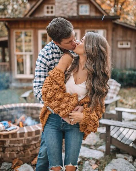 Fall Couple Pictures, Fall Couple Photos, Fall Photo Shoot Outfits, Fall Couple, Fall Photo Shoot, Photoshoot Outfit Ideas, Fall Family Photo Outfits, Fall Pics, Engagement Pictures Poses