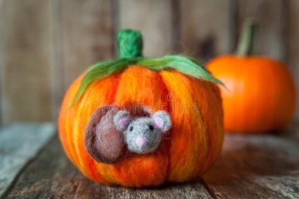 Needle Felted Pumpkins Tutorial, Needle Felting Pumpkin Tutorial, Felted Pumpkins Diy, Needle Felted Pumpkins With Faces, Needle Felted Ghost Tutorial, Needle Felt Autumn, Needle Felt Pumpkin, Needle Felted Halloween Ideas, Fall Needle Felting Ideas