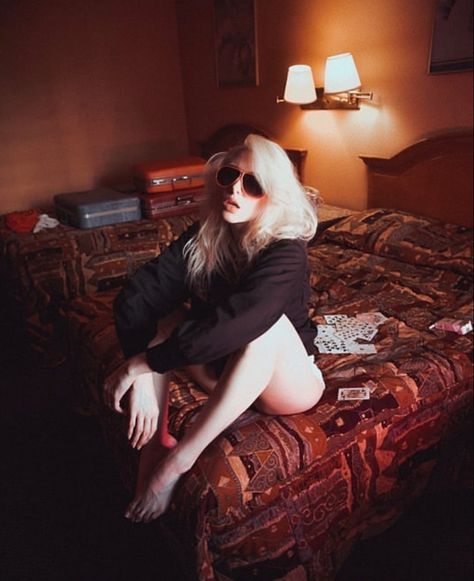 Vintage Hotel Room Photoshoot, Retro Motel Photoshoot, Vintage Motel Photoshoot, Motel Photoshoot Aesthetic, Motel Room Photoshoot, Living Room Editorial, Bedroom Shoot Ideas, Motel Photoshoot, Punk Poses