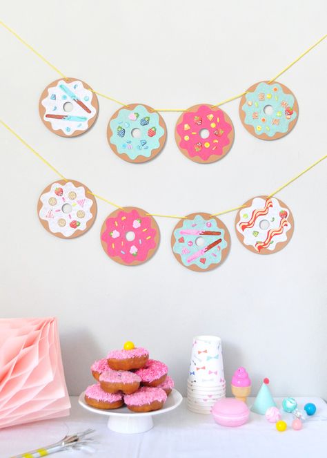 You do-nut want to miss this mouth-watering DIY garland! Donut Garland, Banner For Party, Donut Banner, Diy Party Games, Diy Donut, Diy Donuts, Crafts And Activities For Kids, Party Tablescapes, Handmade Charlotte