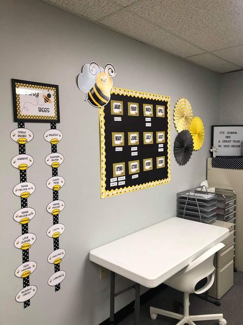 Sunflower And Bees Classroom Decor, Busy Bees Classroom Theme, Bee Theme Classroom Ideas, Sunflower Classroom Theme, Bee Classroom Theme, School Room Decorations, Bee Classroom Decor, Bumblebee Decor, Reading Corner Classroom