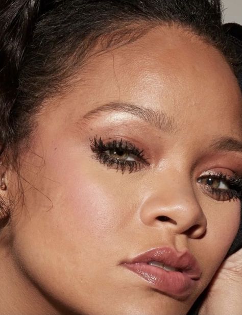 Rihanna Makeup Looks Natural, Rihanna Lips, Rihanna No Makeup, Rihanna Eyes Color, Rihanna Red Lip, Rihanna Makeup Red Lips, Rihanna Bare Face, Rihanna Makeup, Glossy Lips Makeup