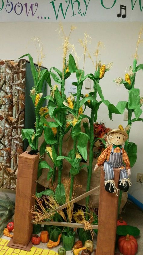 Corn stalks Diy Corn Stalks Crafts, Corn Festival Decor, Fake Corn Stalks Diy, Diy Cornstalk Decorations, Paper Corn Stalks, Corn Themed Party, Diy Corn Stalks, Corn Stalks Decorations, Corn Decorations