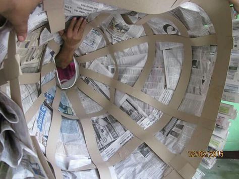 Recycled Dress Ideas, Recycled Costumes, Eco Dresses, Newspaper Fashion, Trash Fashion, Newspaper Dress, Recycled Outfits, Book Dress, Recycled Dress