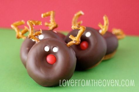 Reindeer Donuts by Love From The Oven - how to; use Babycakes mini donut maker Donut Reindeer, Babycakes Donut Maker, Snowman Donuts, Reindeer Snacks, Holiday Donuts, Morning Treats, Donut Decorating Ideas, Fun Holiday Treats, Christmas Donuts