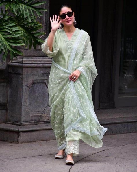 Kareena Kapoor In Salwar Suit, Kareena Kapoor Salwar Kameez, Kareena Kapoor Suits Outfits, Kareena Kapoor Khan Indian Wear, Kareena Kapoor Suit, Kareena Kapoor Style, Floral Organza Dupatta, Lehenga Blouses, Long Kurtas