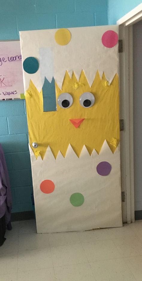 Easter chick egg bulletin board Easter School Bulletin Boards, Chick Bulletin Board Ideas, Easter Class Door Decorations, Easter Wall Decorations For School, Easter Preschool Door Ideas, Easter School Decorations, Easter Door Decorations Classroom Jesus, Easter Bulletin Boards For Daycare, Easter Door Ideas