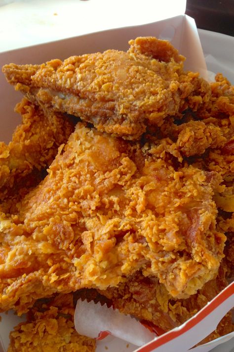 How To Make Popeyes Fried Chicken, Fried Chicken Popeyes, Bone In Fried Chicken, Popeyes Chicken Recipe, Popeyes Fried Chicken Recipe, Popeye Chicken, Popeyes Food, Popeyes Spicy Chicken Recipe, Popeyes Chicken Sandwich Recipe