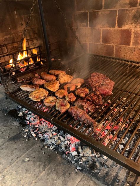 Grill Aesthetics, Argentina Bbq, Argentina Steak, Epic Aesthetic, Bbq Pics, Latino Aesthetic, Argentina Memes, 2010 Aesthetic, Argentina Culture