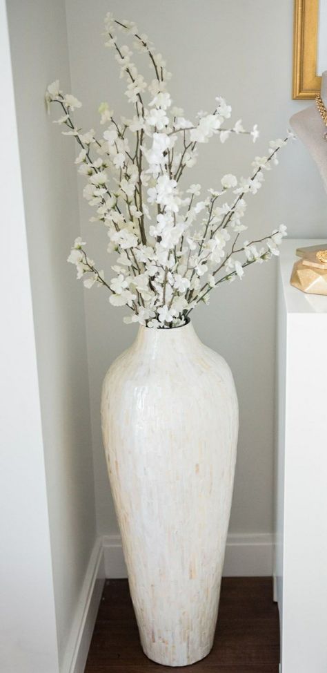 White Floor Vases Decor Ideas, Bedroom Vase Decor, Big Decorative Vases Living Rooms, Tall Vase Decorating Ideas Living Rooms, Large Vase Decorating Ideas, Floor Vase Decorating Ideas Living Room, Flower Vase Ideas For Home Living Rooms, Tall Vases Decor Living Room, Large Floor Vases Decor Ideas