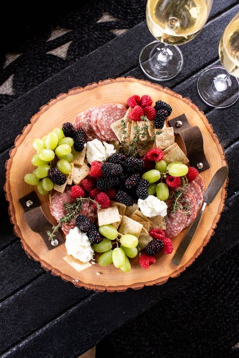 Learn how to make this DIY Wood Charcuterie Board using a wood round and leather straps! Easy 30 minute craft! Crafts For Decor, Wood Biscuits, Charcuterie Board Diy, Large Wood Slices, Wood Bark, Wood Burning Tool, Egg Carton Crafts, Wood Slice Crafts, Wood Serving Board