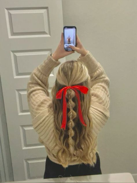 Cute Hairstyles For Homecoming Simple, Pink Out Day Hairstyles, Fun Hairstyles With Ribbon, Fall Ribbon Hairstyles, Trendy Bow Hairstyle, Christmas Bow Outfit, Bubble Braid Ribbon, Christmas Bubble Braids, Football Gameday Hairstyles