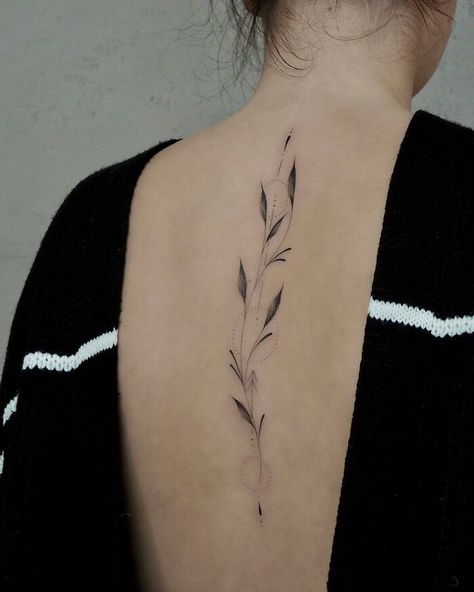 Elegant Spine Tattoo Leaf Tattoo Ideas, Spinal Tattoo, Flower Spine Tattoos, Spine Tattoo Ideas, Tato Minimal, Leaf Tattoo, Small Pretty Tattoos, Petite Tattoos, Vine Tattoos