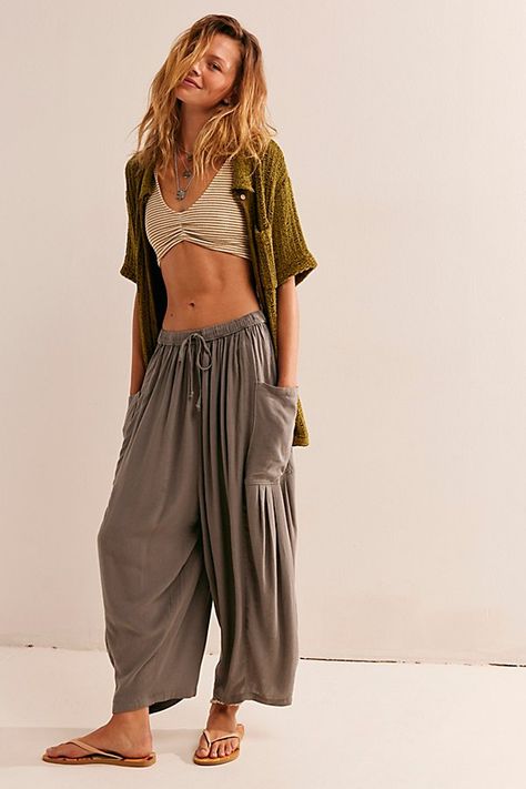 Your newest go-to summer pants from our free-est collection, featured in a billowy, harem-inspired silhouette with dropped side pockets for added dimension. * Elastic waistband * Drawstring detail * Lightweight, effortless design | Quinn Pants by free-est at Free People in Grey, Size: M Quinn Pants, Yoga Style Outfits, Harem Sweatpants, Linen Drawstring Pants, Hippie Style Clothing, Boho Chic Outfits, Free People Clothing, Summer Pants, Yoga Fashion