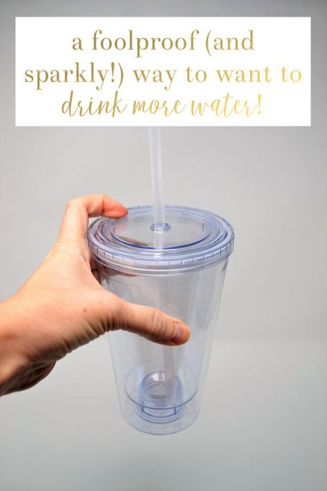 mod podge a tumbler 1 Decorating Plastic Cups, Clear Tumbler, Colored Tape, Diy Tumbler, Mod Podge Crafts, Quick And Easy Crafts, Clear Tumblers, Blue Crafts, Acrylic Cups