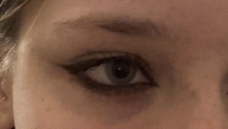 smokey grunge pencil black eyeliner small wing waterline mascara Inner Rim Eyeliner, Emo Smudged Eyeliner, Early 2000s Eyeliner, Mascara Smudges Under Eyes Aesthetic, Subtle Black Eyeliner, Pencil Liner Looks, Black Eyeliner Smudged, Black Water Line Eyeliner, Short Eyeliner Wing