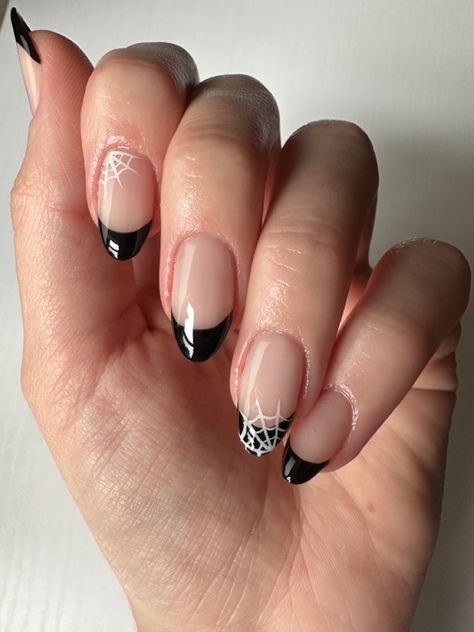 Short Black French Tip Nails Halloween, Nails French Halloween, Holloween Nails Almond Shape, Black French Tip Nails With Spider Web Accent, Almond French Tip Nails Halloween, Red Fall Nails Short, French Nails Autumn Style, Simple Halloween Nails Spider Webs, Halloween Nails Almond Simple