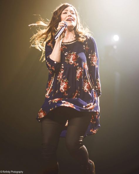 Kari Jobe, this beautiful lady puts a whole lotta heart into her singing ❤️ @karijobe . . . . . . . . . .… Kari Jobe Style, Christian Musician, Kari Jobe, 2022 Style, Style Star, Small Closet, Closet Makeover, Beautiful Lady, Outfits 2022