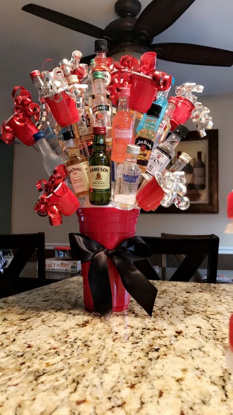 Alcohol Shooter Bouquet, Diy Liqour Bouqet, Bouquet Of Shots, 21st Bday Shooters Gift, Shooter Cake 21st, Shooters Gift Ideas, 21st Birthday Shooter Basket, 21st Birthday Liquor Bouquet, Shooter Bouquet Alcohol