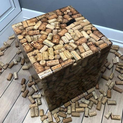 Cube of wine corks and epoxy Post b Wine Cork Furniture Diy Projects, Resin Art Videos, Epoxy Resin Wine Cork Table, Cork Tray Diy, Resin Wine Caddy, Wine Cork Collector, Resin In Wood, Epoxy Resin Countertop, Usa House