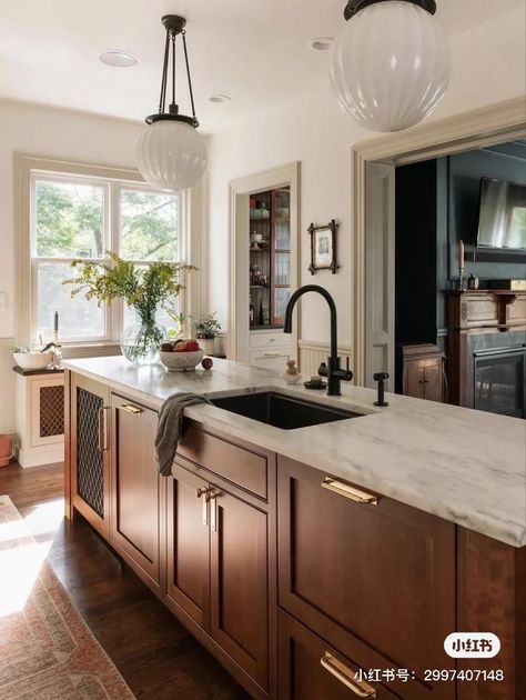 Victorian Kitchen, Casa Vintage, Classic Kitchen, Kitchen Farmhouse, Traditional Kitchen, Updated Kitchen, 인테리어 디자인, Home Decor Kitchen, House Inspiration