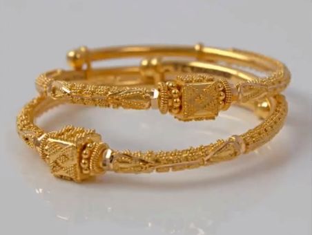 Latest and trendy gold bangles designs - Simple Craft Ideas Indian Gold Necklace Designs, Gold Bangles Indian, Gold Bangles For Women, Gold Bangle Set, Modern Gold Jewelry, Gold Bridal Jewellery Sets, Gold Wedding Jewelry, Gold Bride Jewelry, Gold Rings Fashion