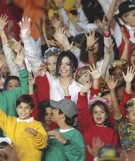 Michael Jackson, Heal The World, Superbowl 1993 Mjj Pictures, Mj Kids, Heal The World, Innocent Love, Photos Of Michael Jackson, Michael Jackson Smile, Joseph Jackson, Michael Jackson Pics, King Of Pop