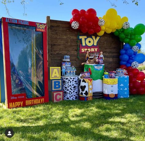 First Birthday Party Toy Story, Toy Story Balloon Centerpieces, Toy Story Birthday Outfit For Boys, Woodys Roundup Birthday Party, Toy Story 1st Birthday Party Ideas, Toy Story Backdrop Ideas, Toy Story 3 Birthday, Toy Story Birthday Party Decorations, Toy Story Themed Birthday Party